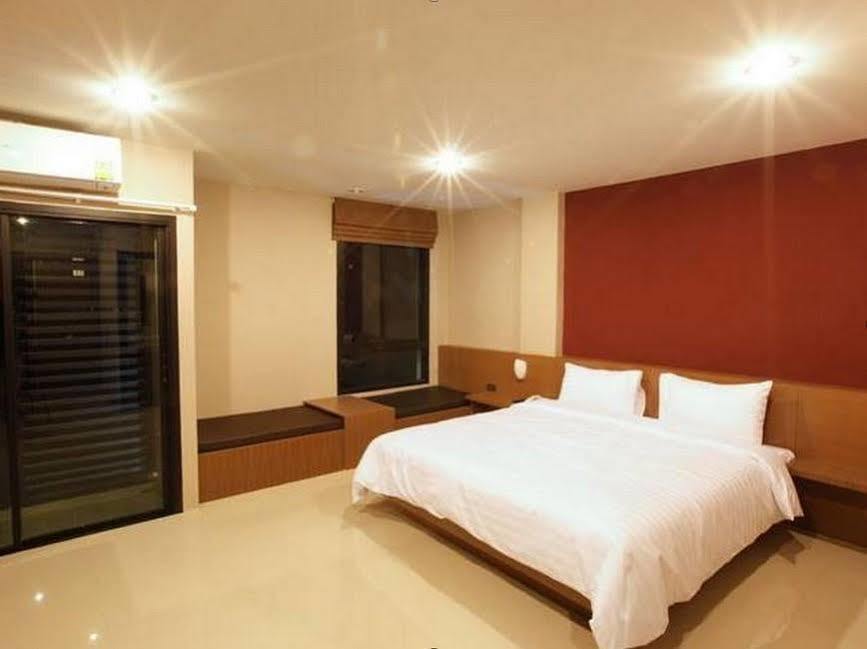 The Plubpla Apartamento con servicio Bangkok Exterior foto
